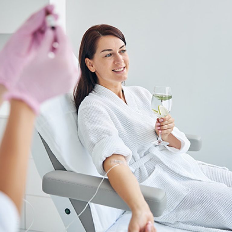 SUEROTERAPIA SUERO NAD Kim Kardashian Madonna - vitaminas energizante revitalizador rejuvenecedor - rejuvenecimiento natural ADN regenerador CLÍNICA DE LA BELLEZA by Dra Eunice Hernández 1